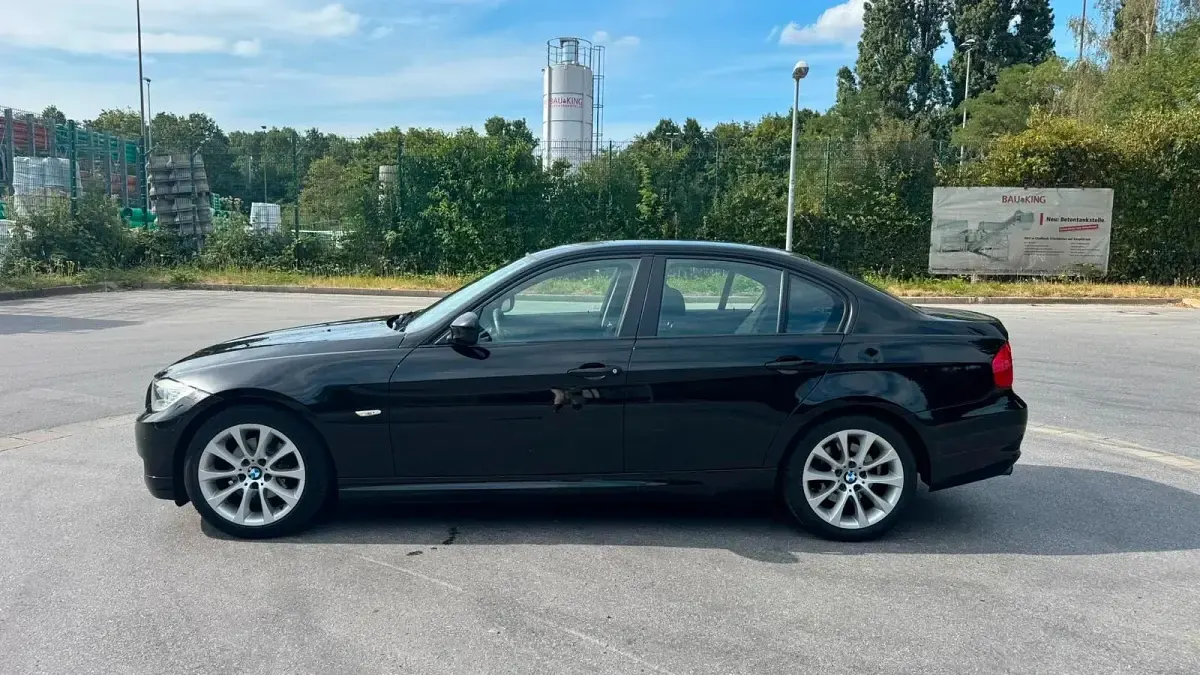 Gebraucht BMW 318 Basis 143 PS (105 kW) 2010 Schwarz Limousine