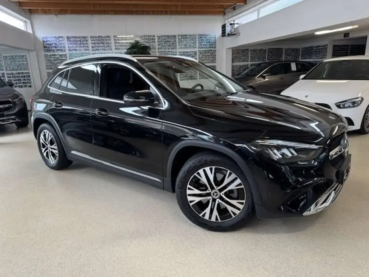 Gebraucht Mercedes GLA200 163 PS (119 kW) 2025 Kosmosschwarz metallic SUV