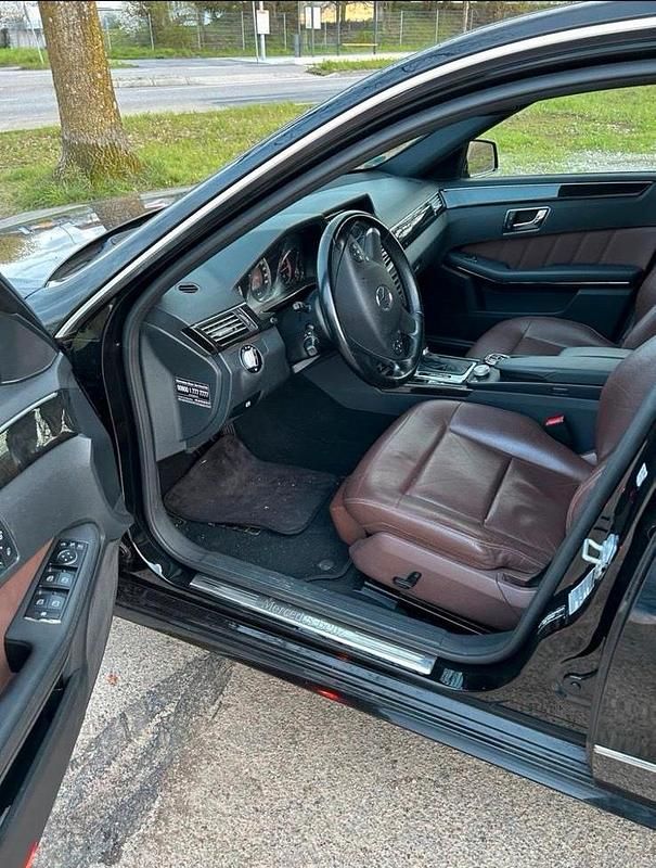 Gebraucht Mercedes E250 204 PS (150 kW) 2009 Schwarz Limousine