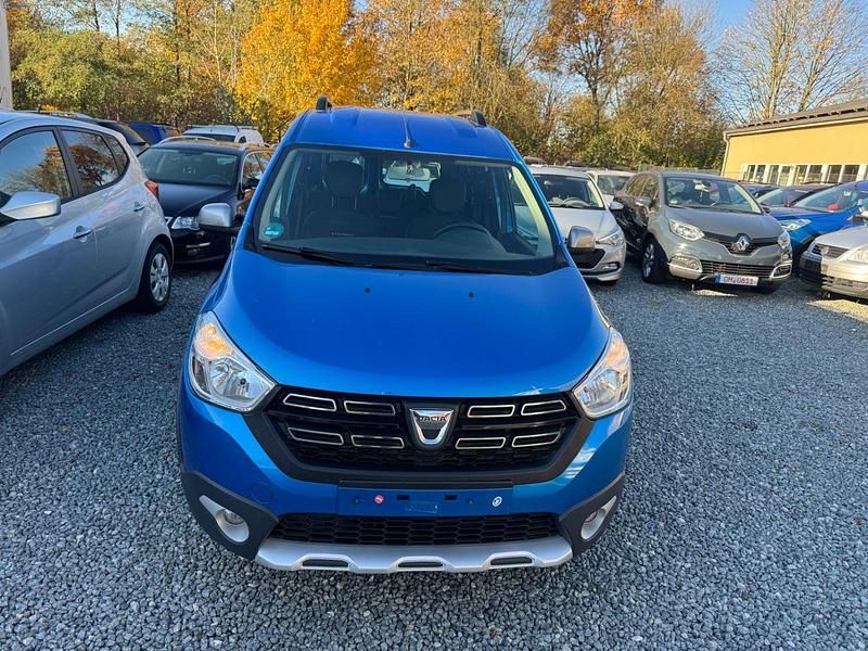 Blau Gebraucht 2017 Dacia Dokker Celebration Kombi | 7.999 € (Superpreis) - Bild 1/4