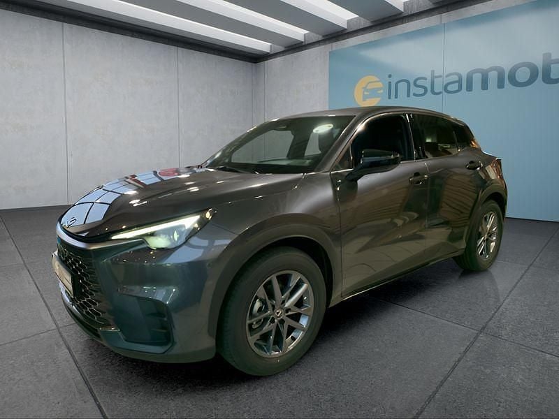 Grau Neu 2025 Lexus LBX SUV | 31.749 € (Teuer) - Bild 1/4