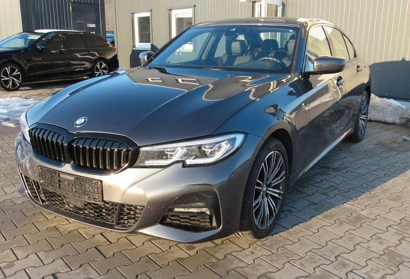 Grau Gebraucht 2020 BMW 330e M Sport Limousine | 31.900 € (Fairer Preis) - Bild 1/4