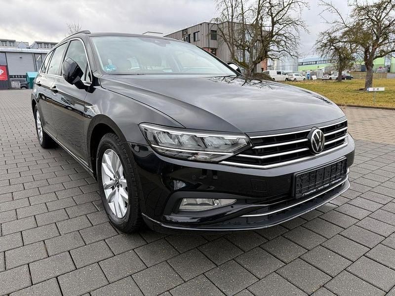 Gebraucht VW Passat R 122 PS (89 kW) 2022 Schwarz Kombi