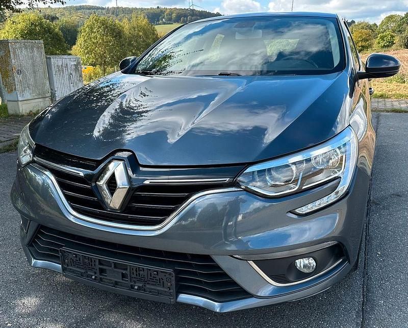 Grau Gebraucht 2016 Renault Mégane IV Experience Limousine | 8.200 € (Guter Preis) - Bild 1/4