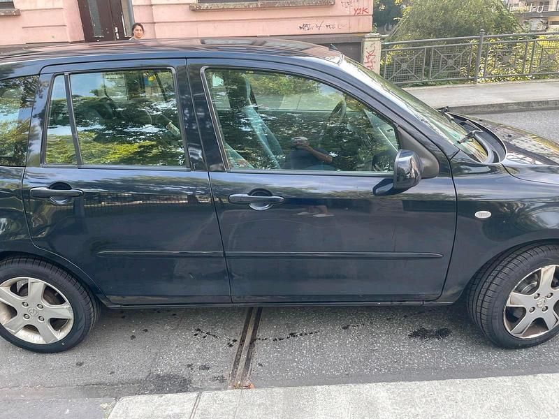 Blau Gebraucht 2004 Mazda 2 Kleinwagen | 2.850 € - Bild 1/4