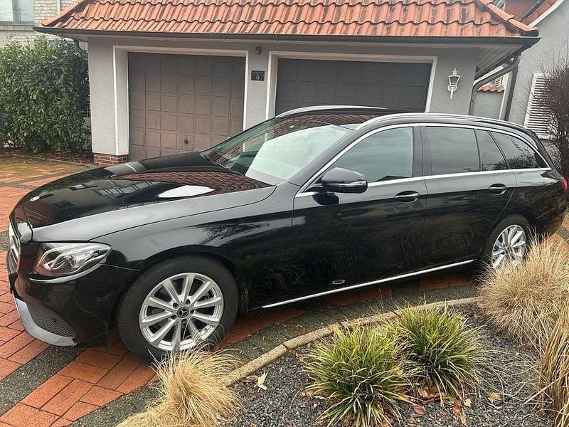 Schwarz Gebraucht 2018 Mercedes E220 Kombi | 22.900 € (Superpreis) - Bild 1/4