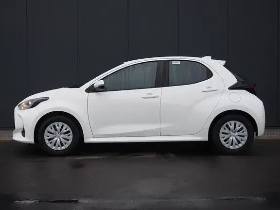 Gebraucht Toyota Yaris Basis 72 PS (52 kW) 2023 Schneeweiß Kleinwagen