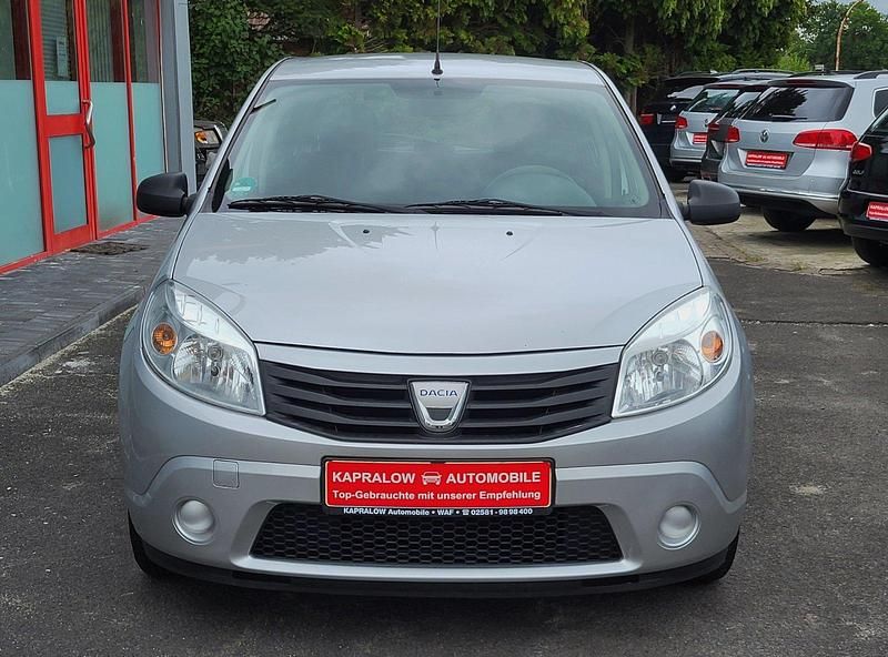 Silber Gebraucht 2010 Dacia Sandero Ambiance Kleinwagen | 3.999 € - Bild 1/4