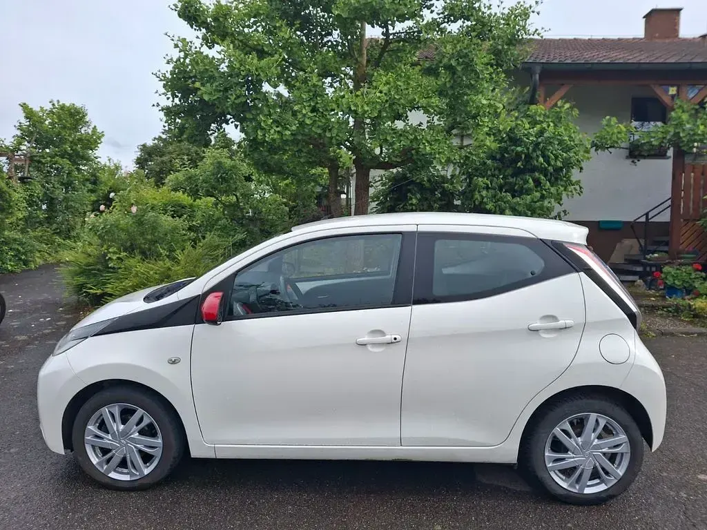 Gebraucht Toyota Aygo 69 PS (50 kW) 2016 Weiß Kleinwagen