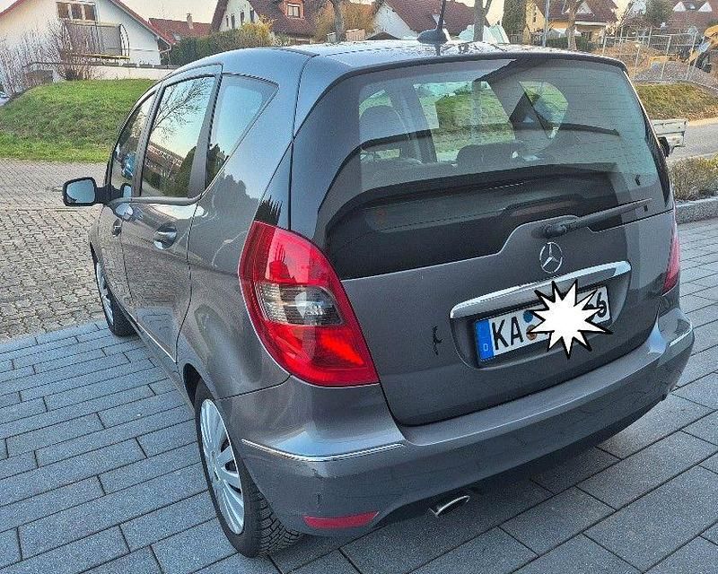 Gebraucht Mercedes A200 Avantgarde 140 PS (102 kW) 2011 Grau Van / Kleinbus