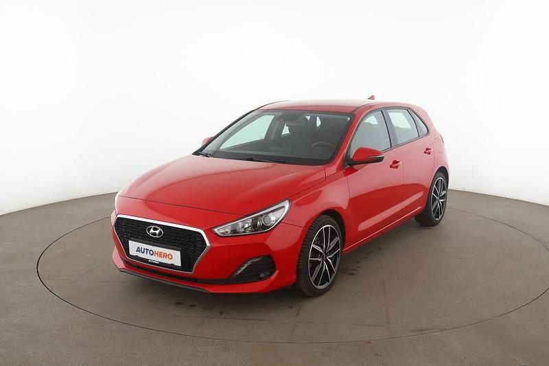 Gebraucht Hyundai i30 Select 120 PS (88 kW) 2019 Rot Limousine