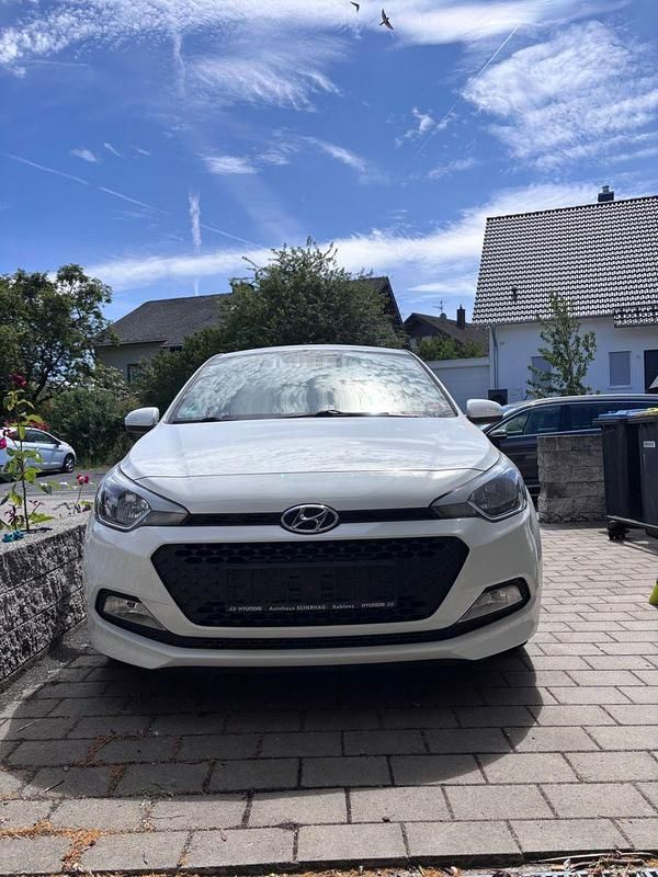Weiß Gebraucht 2017 Hyundai i20 Classic Kleinwagen | 7.600 € (Guter Preis) - Bild 1/4