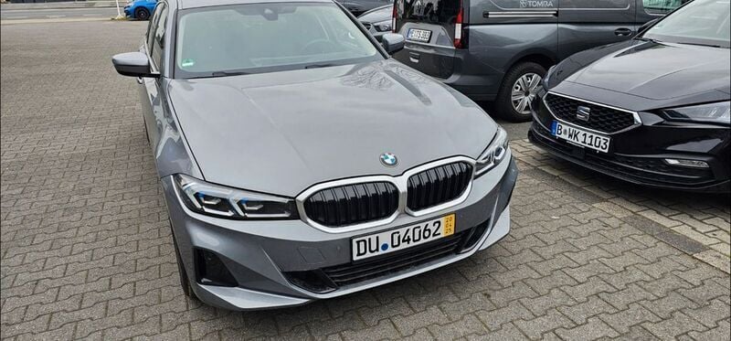 Silber Gebraucht 2024 BMW 318 Sport Line Limousine | 29.900 € (Superpreis) - Bild 1/3