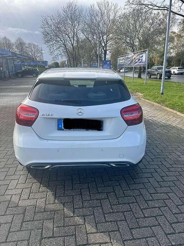 Gebraucht Mercedes A180 122 PS (89 kW) 2016 Limousine