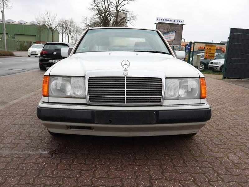 Weiß Gebraucht 1989 Mercedes E230 Limousine | 2.200 € - Bild 1/4