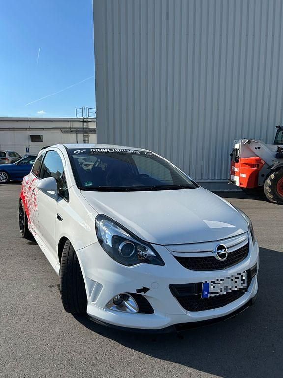 Weiß Gebraucht 2011 Opel Corsa OPC Limousine | 10.500 € (Teuer) - Bild 1/4