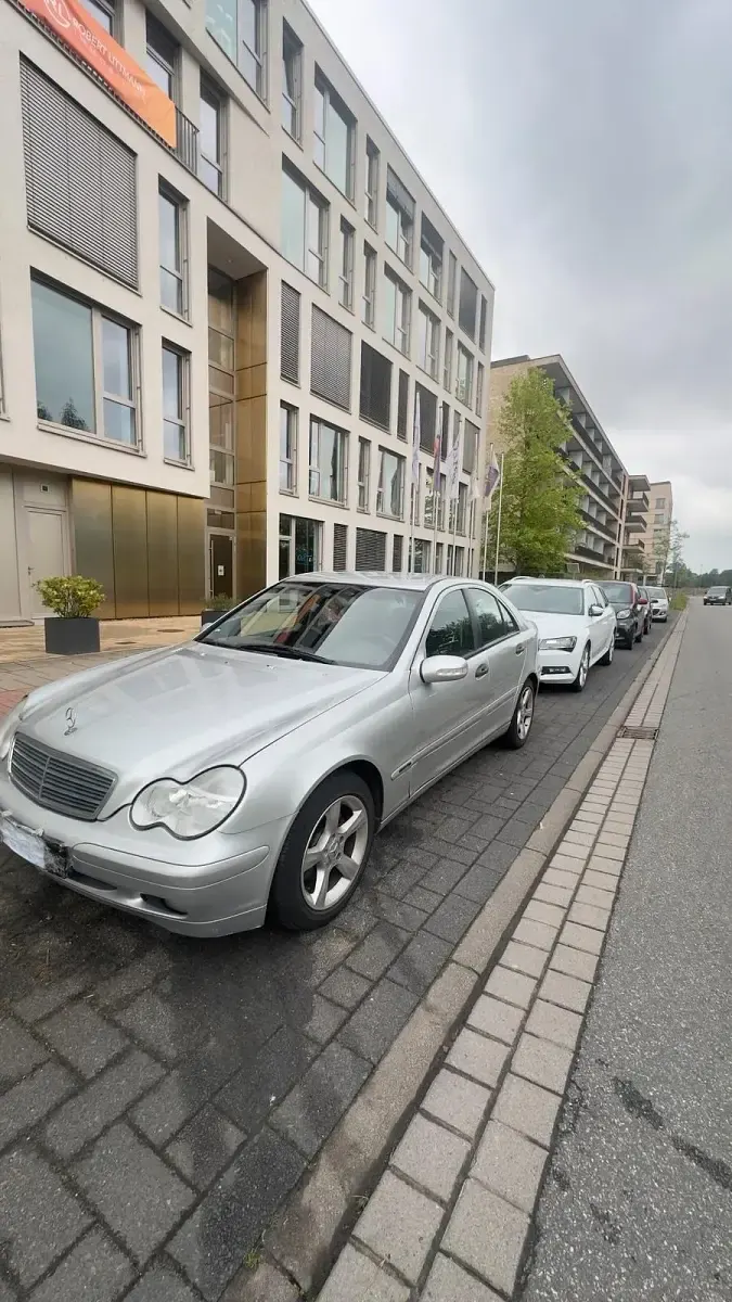 Gebraucht Mercedes C180 129 PS (94 kW) 2002 Silber Limousine