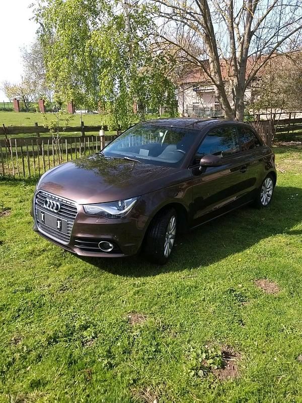 Braun Gebraucht 2013 Audi A1 Kleinwagen | 9.999 € (Etwas zu teuer) - Bild 1/4
