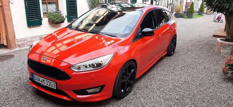 Rot Gebraucht 2015 Ford Focus ST-Line Limousine | 12.500 € (Etwas zu teuer) - Bild 1/4