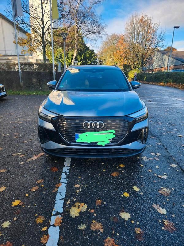 Grau Gebraucht 2023 Audi Q4 e-tron SUV | 29.900 € (Fairer Preis) - Bild 1/4