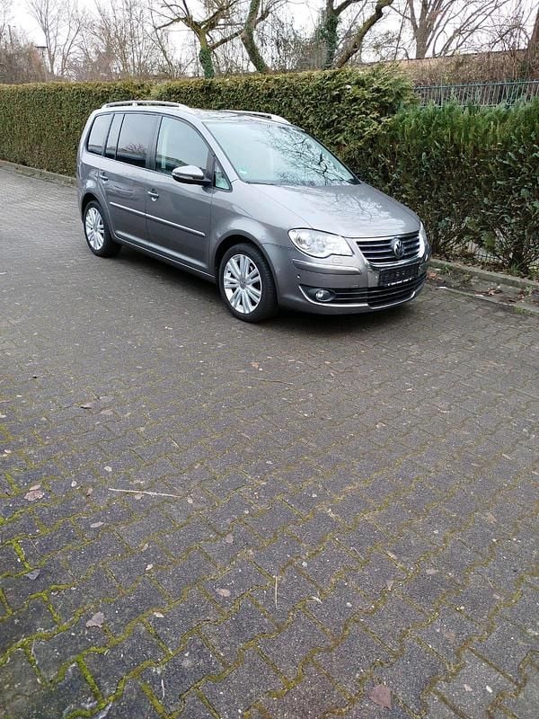Grau Gebraucht 2010 VW Touran Highline Van / Kleinbus | 3.850 € (Guter Preis) - Bild 1/4
