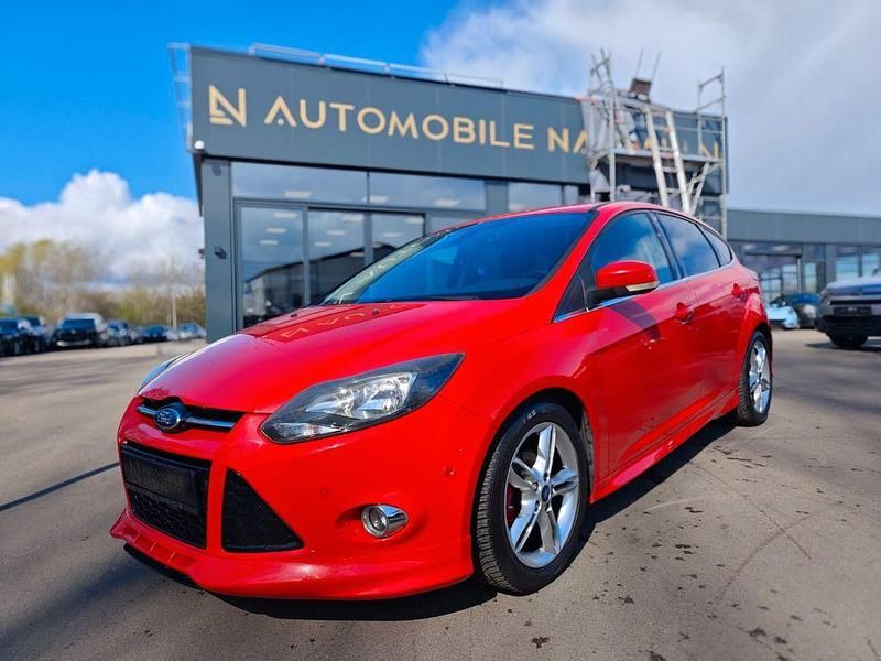 Gebraucht Ford Focus Titanium 125 PS (91 kW) 2014 Rot Limousine