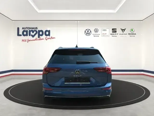 Gebraucht VW Golf VIII Style 150 PS (110 kW) 2024 Anemonenblau metallic Kombi