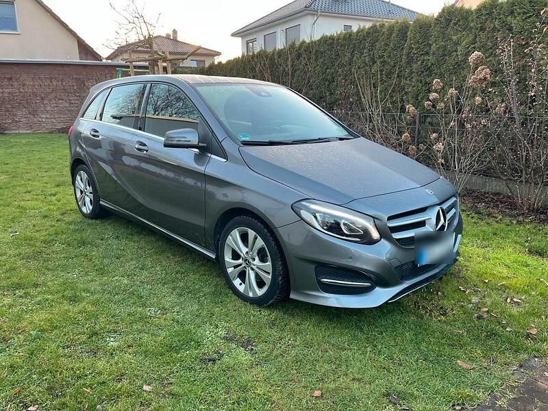 Grau Gebraucht 2018 Mercedes B180 Van / Kleinbus | 15.950 € (Guter Preis) - Bild 1/4
