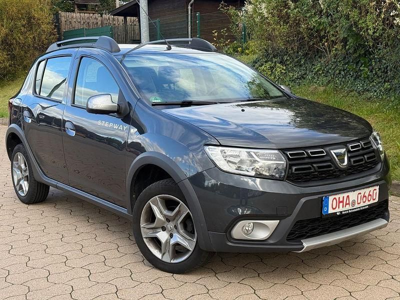 Grau Gebraucht 2019 Dacia Sandero Essentiel Kleinwagen | 8.999 € (Fairer Preis) - Bild 1/4