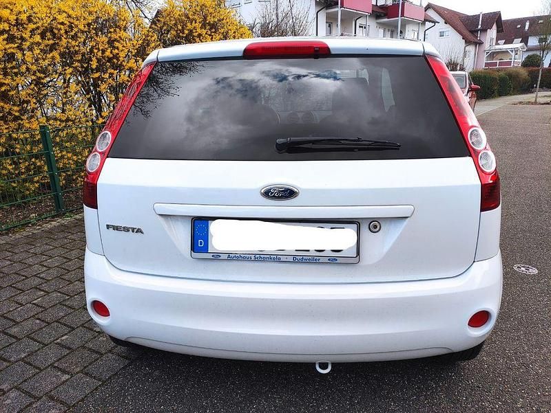 Gebraucht Ford Fiesta 69 PS (50 kW) 2008 Weiß Kleinwagen