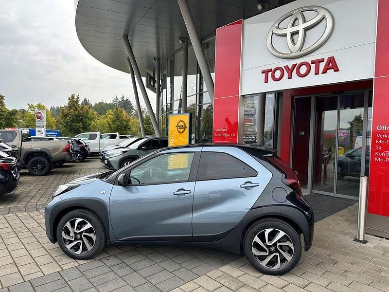Neu Toyota Aygo X 72 PS (52 kW) 2025 Grau SUV