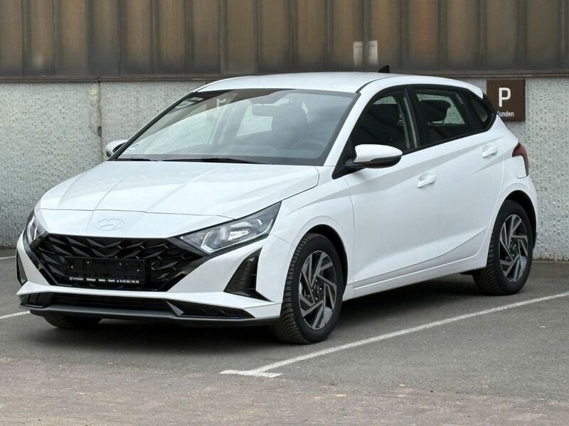 Weiß Gebraucht 2024 Hyundai i20 Trend Limousine | 22.490 € (Fairer Preis) - Bild 1/4