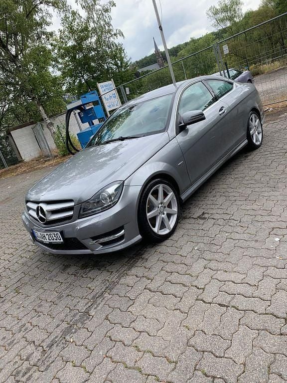 Grau Gebraucht 2011 Mercedes C180 AMG line Coupé | 9.500 € (Guter Preis) - Bild 1/4