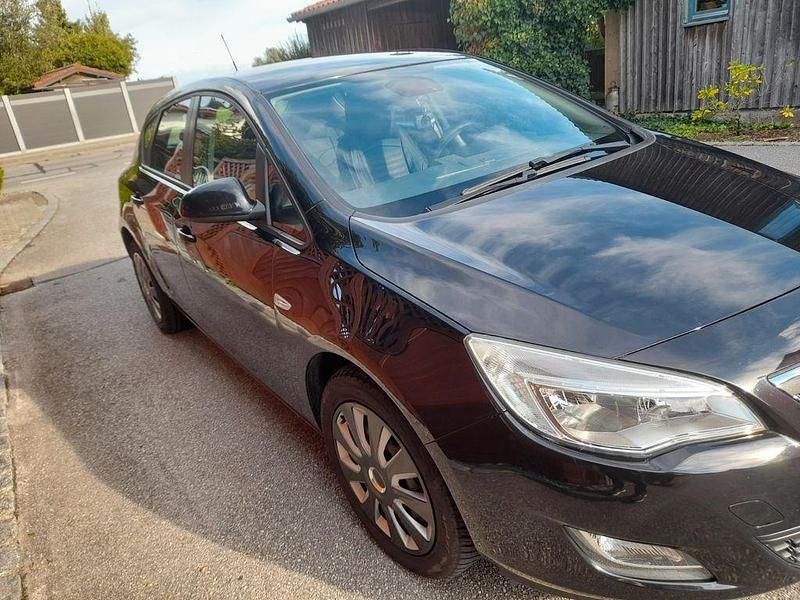 Schwarz Gebraucht 2011 Opel Astra Selection Limousine | 5.100 € (Fairer Preis) - Bild 1/4