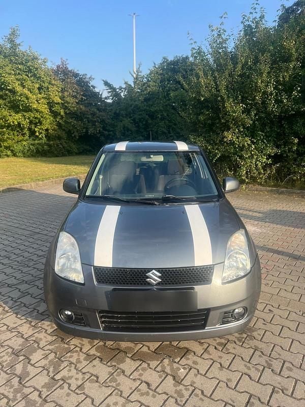 Grau Gebraucht 2007 Suzuki Swift Limousine | 2.000 € (Fairer Preis) - Bild 1/4