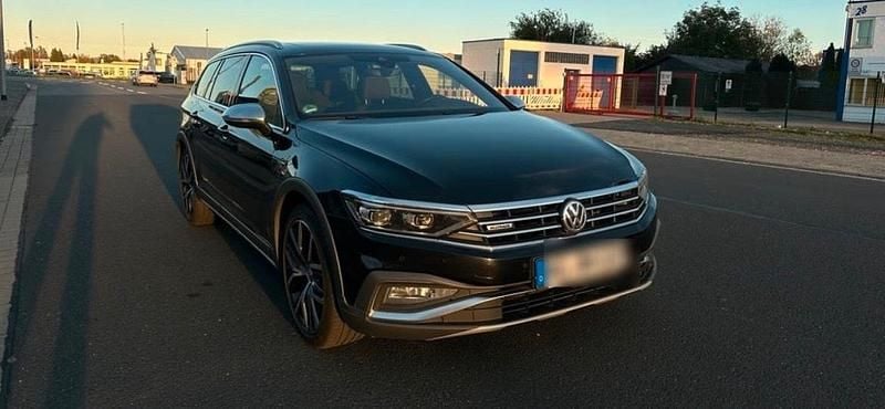 Schwarz Gebraucht 2020 VW Passat Alltrack R-line Kombi | 16.895 € (Teuer) - Bild 1/4