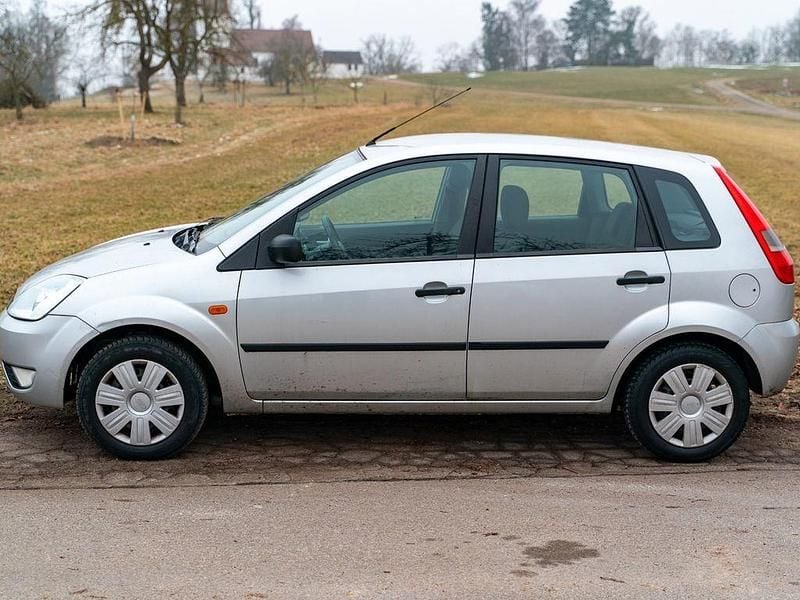 Gebraucht Ford Fiesta Trend 80 PS (58 kW) 2003 Silber Limousine