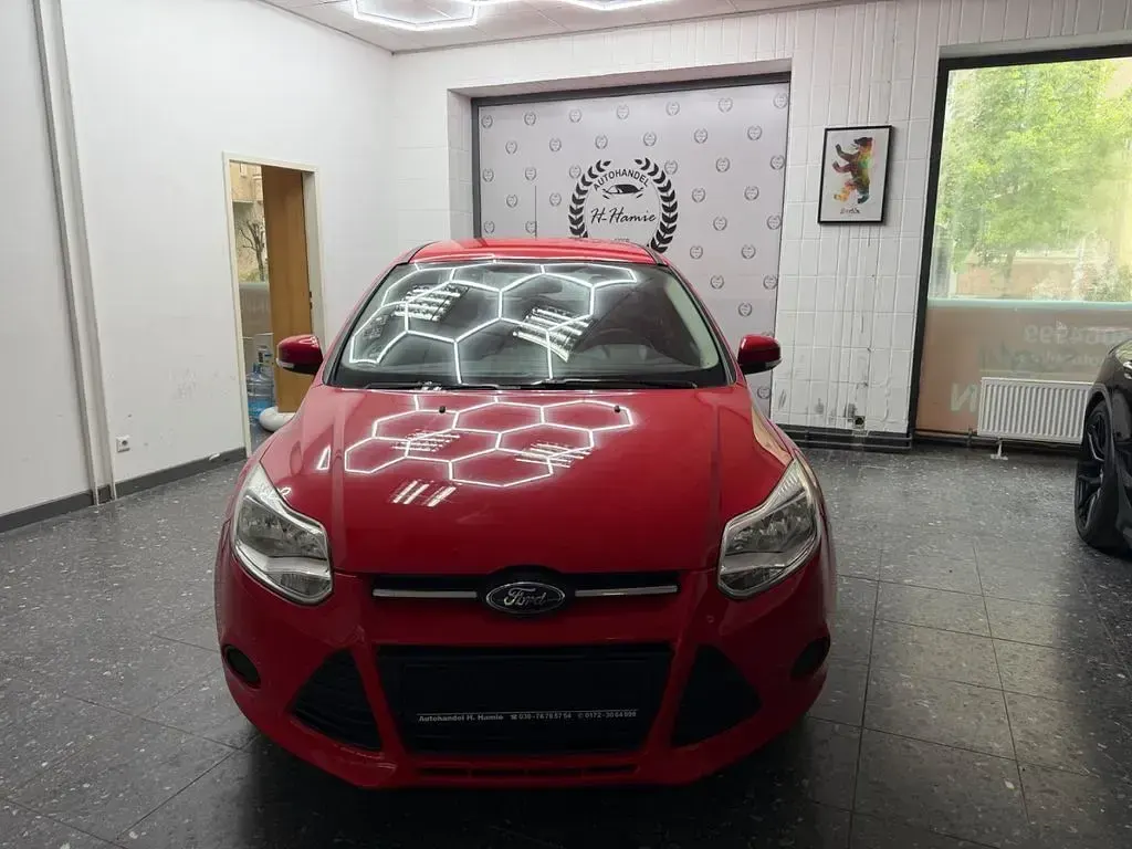 Gebraucht Ford Focus Ambiente 101 PS (74 kW) 2014 Rot Limousine