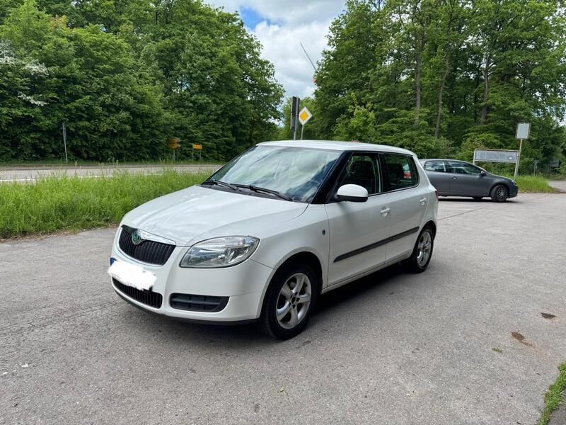 Weiß Gebraucht 2009 Skoda Fabia Kleinwagen | 2.700 € (Fairer Preis) - Bild 1/4