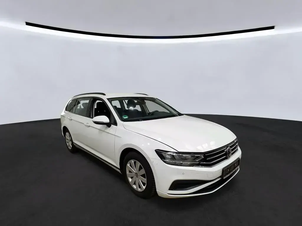 Gebraucht VW Passat Basis 150 PS (110 kW) 2021 Pure white Kombi