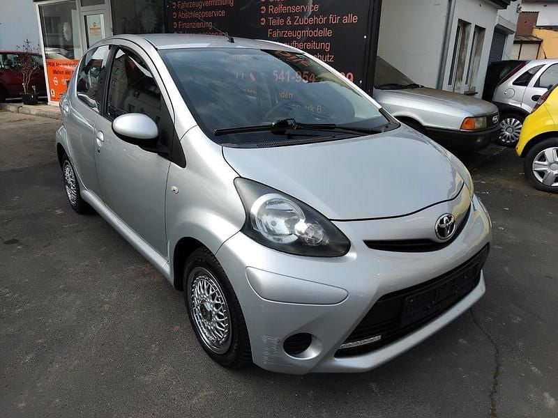 Gebraucht Toyota Aygo Cool 68 PS (50 kW) 2012 Silber Kleinwagen