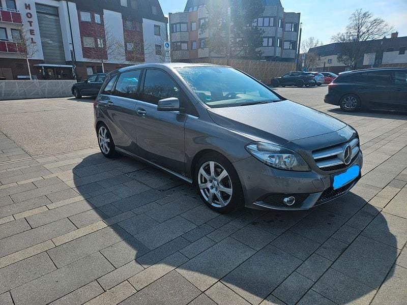 Gebraucht Mercedes B180 122 PS (89 kW) 2014 Grau Van / Kleinbus