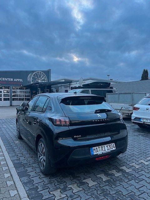 Gebraucht Peugeot 208 Active 75 PS (55 kW) 2020 Schwarz Kleinwagen