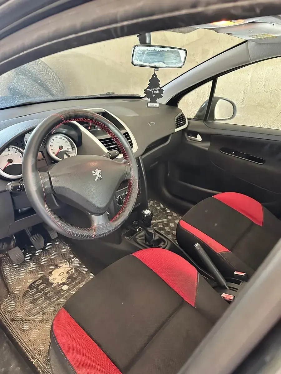 Gebraucht Peugeot 207 95 PS (69 kW) 2009 Schwarz Kleinwagen