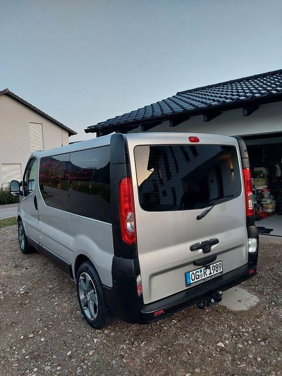 Gebraucht Opel Vivaro 114 PS (83 kW) 2010 Silber Van / Kleinbus