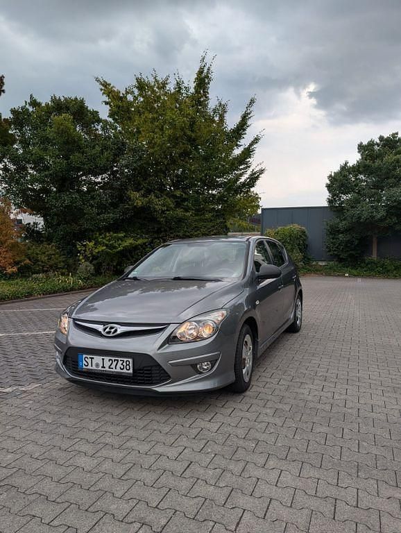 Grau Gebraucht 2012 Hyundai i30 Classic Kombi | 3.200 € (Guter Preis) - Bild 1/4