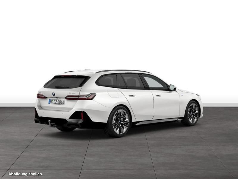 Weiß Gebraucht 2024 BMW 540 Kombi | 71.100 € - Bild 1/1