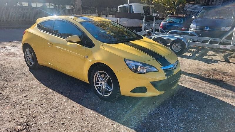 Gebraucht Opel Astra GTC Edition 140 PS (102 kW) 2012 Gelb Limousine