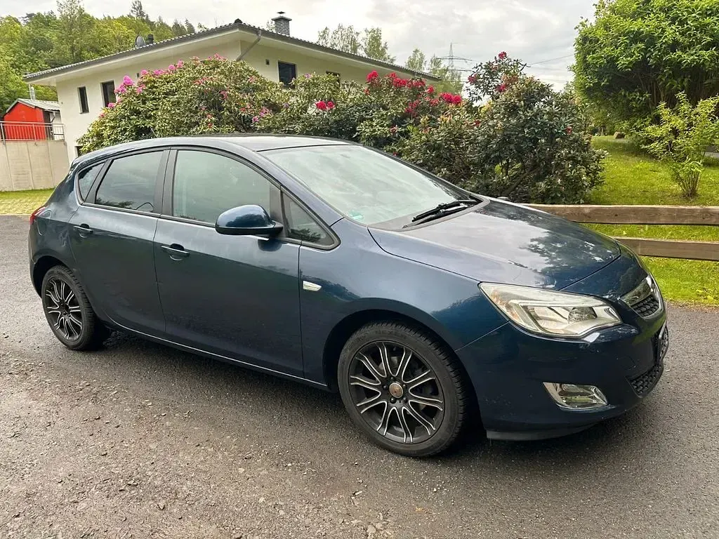 Gebraucht Opel Astra Design Edition 116 PS (85 kW) 2011 Blau Limousine
