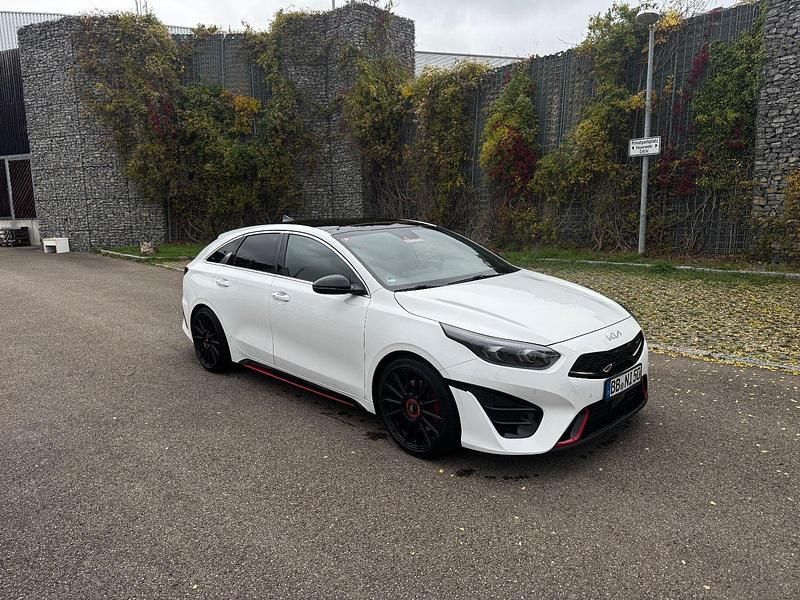 Weiß Gebraucht 2021 Kia ProCeed GT Kombi | 25.900 € (Fairer Preis) - Bild 1/4